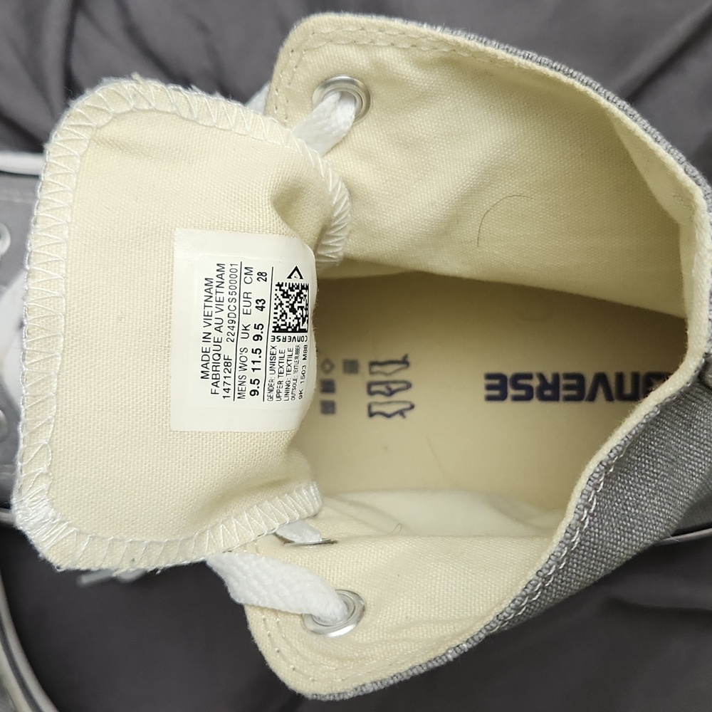 Converse sneakers for men or women. See pic for sizes.